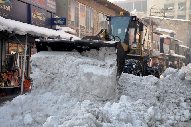 Yüksekova'da kar temizleme çalışmaları devam ediyor