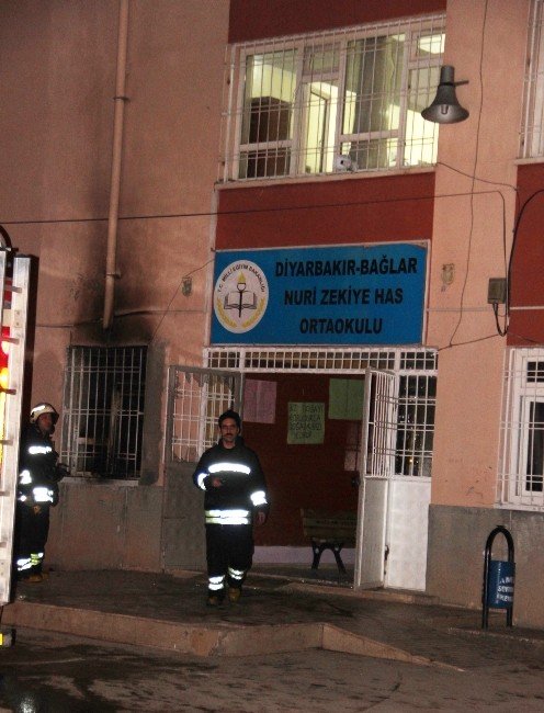 Teröristler Diyarbakır’da Okul Yaktı