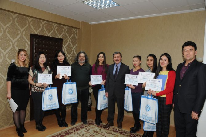 Kazak öğrenciler sertifikalarını aldı