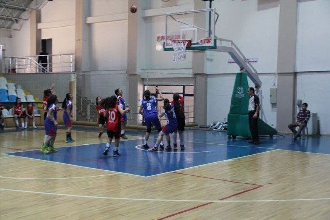 Erzincan’da Okul Sporları Basketbol Heyecanı