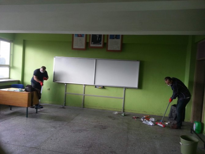Firma çalışanları ve gönüllü öğretmenler okul temizledi