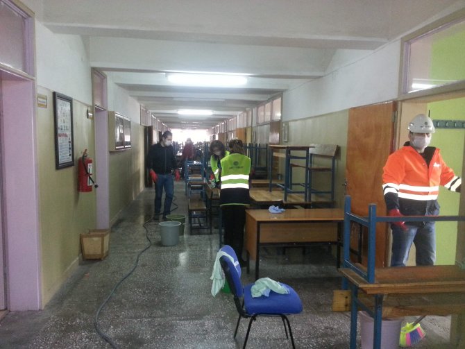 Firma çalışanları ve gönüllü öğretmenler okul temizledi