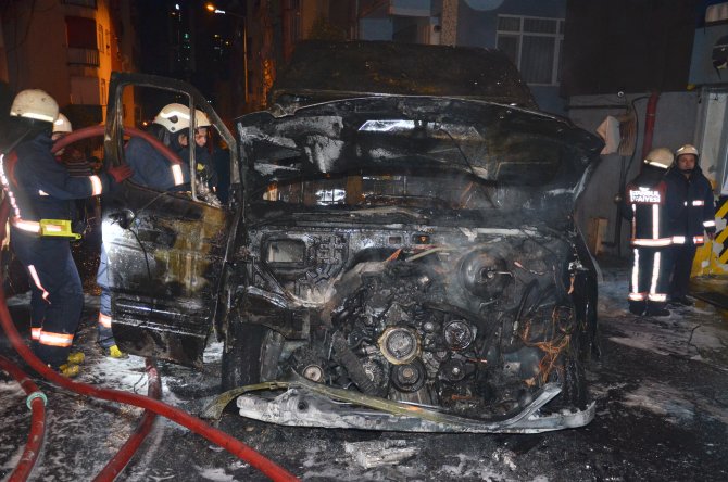Oksijen tüpü patlayan ambulansın çarptığı 5 araç yandı