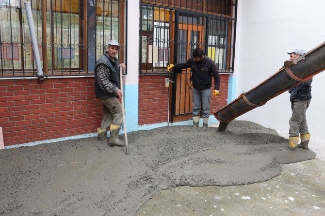 Akçakoca Belediyesi Okulların Bahçelerini Düzenliyor