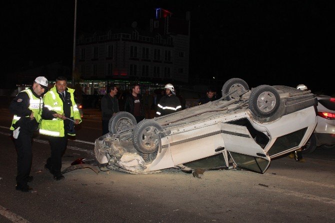 Kırmızı Işıkta Duran Otomobile Çarpıp Takla Attı: 2 Yaralı