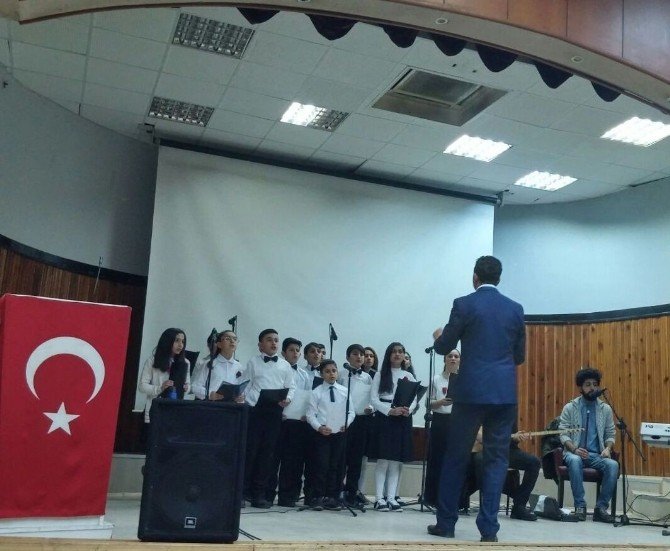 Ortaokul Öğrencilerinden Türk Halk Müziği Konseri