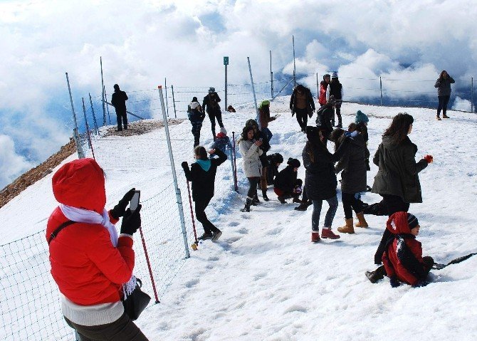 Antalya’da Çocukların Kar Sevinci