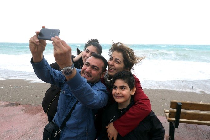 Antalya’da Vatandaşların ’Lodos’ Selfiesi
