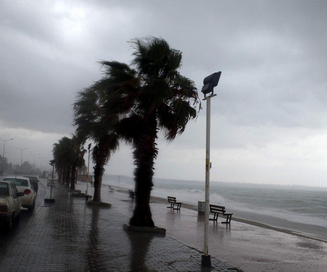 Antalya Güne Yağmurla Başladı