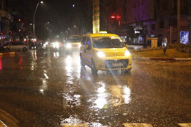 Antalya Güne Yağmurla Başladı