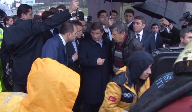 Başbakan Davutoğlu, Kazayı Görünce Konvoyunu Durdurdu