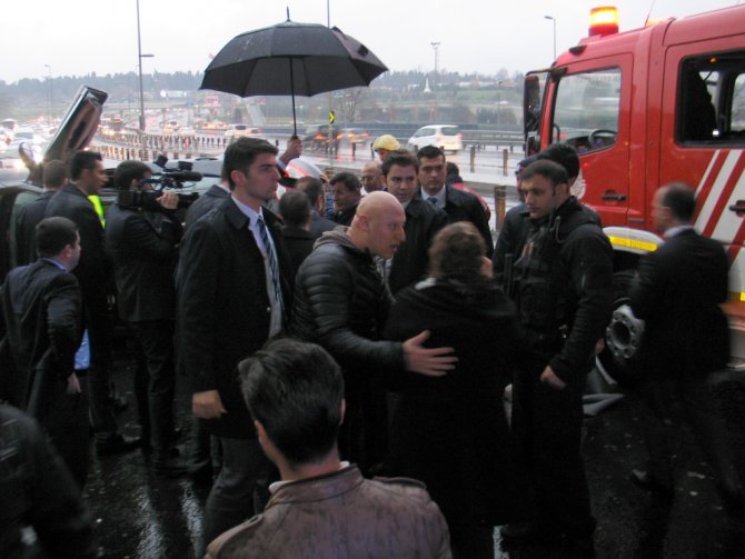 Başbakan Davutoğlu, güzergahındaki kazaya müdahale etti