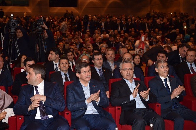 Başbakan Davutoğlu: "Cumhurbaşkanımıza Hakaret Ederek Kendini Kurtarmaya Çalışıyor"