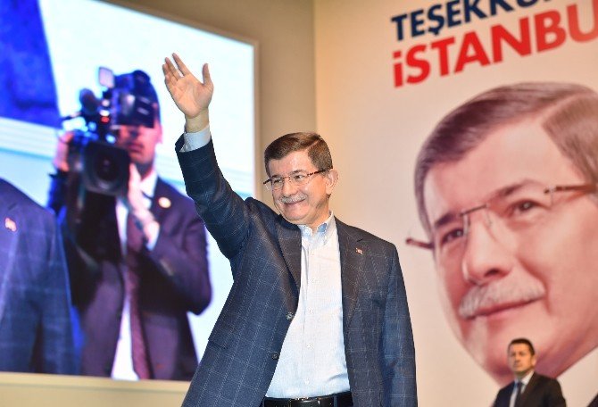 Başbakan Davutoğlu: "Cumhurbaşkanımıza Hakaret Ederek Kendini Kurtarmaya Çalışıyor"