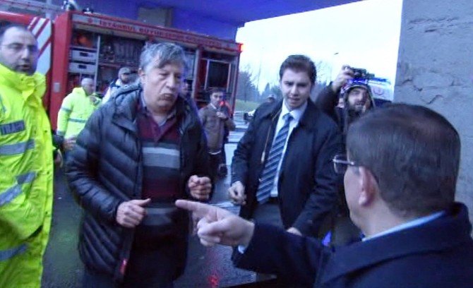 Başbakan Davutoğlu, Kazayı Görünce Konvoyunu Durdurdu