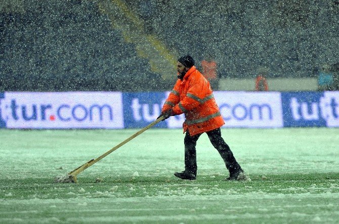 Beşiktaş-mersin İdmanyurdu Maçına Kar Engeli