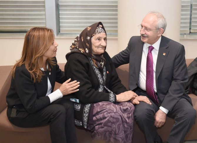 Kılıçdaroğlu, kurultay için İzmir'den gelen Raziye nine ile görüştü