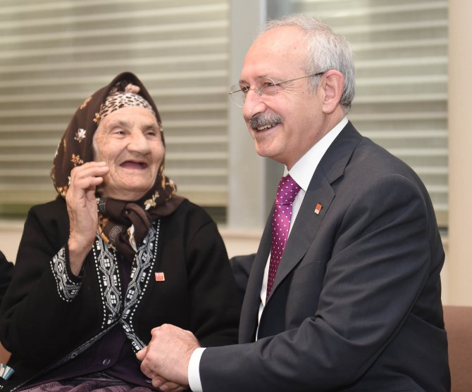 Kılıçdaroğlu, 96 yaşındaki partili Raziye Serçe ile görüştü