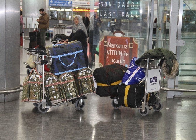 Türkmenistanlı 2 Yolcu, 6 Horozla Havalimanında Mahsur Kaldı