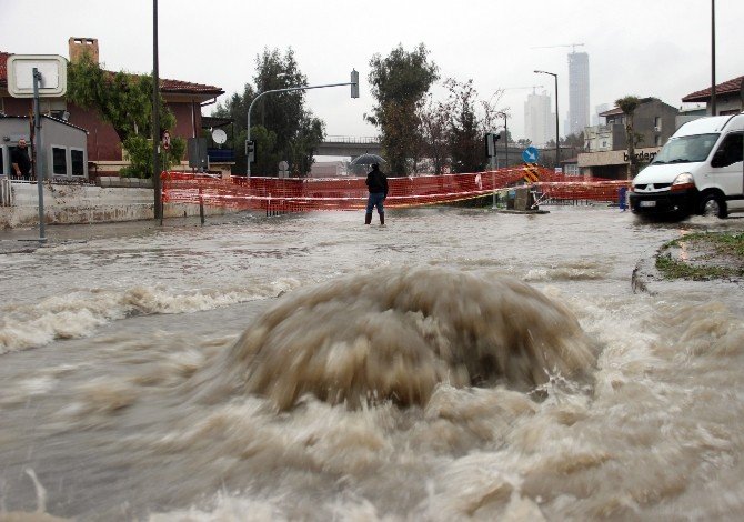 İzmir Yağmura Teslim
