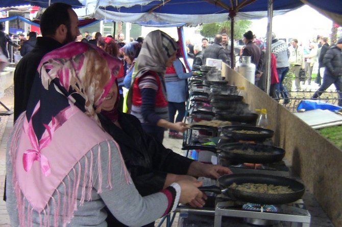 Festivalde bir buçuk ton hamsi pişirilerek dağıtıldı
