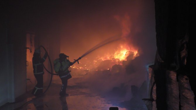 Trafoya düşen yıldırım fabrika yaktı