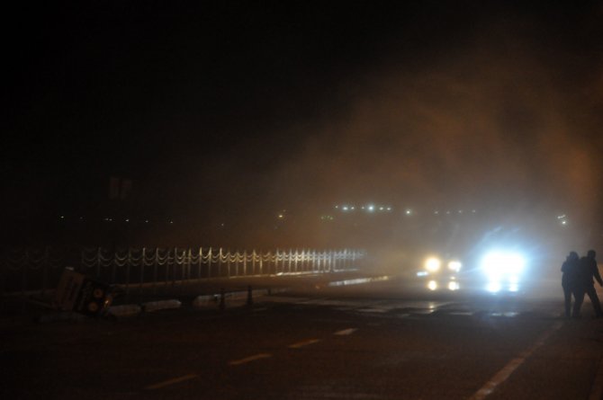 Antalya'da fırtına ve dev dalgalar araç trafiğini kapattı