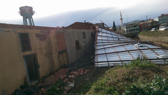 Şiddetli lodos belediye dükkanlarının çatısını uçurdu