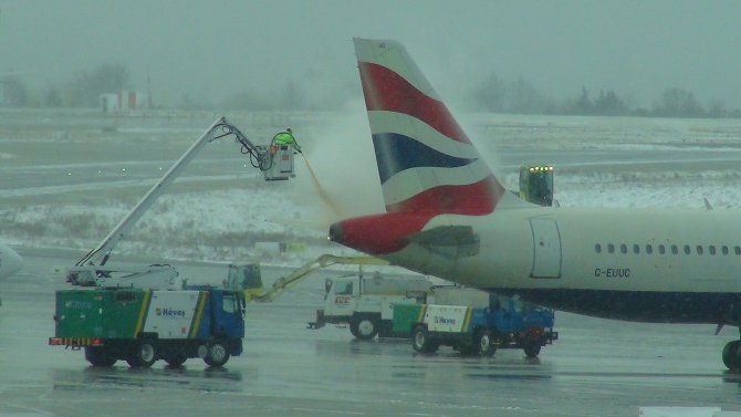 Buzlanmaya karşı uçaklar sıvılarla yıkanıyor