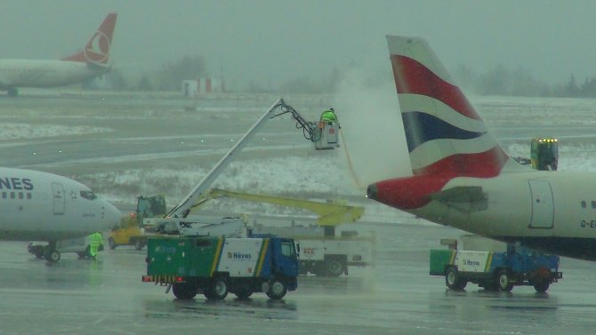 Buzlanmaya karşı uçaklar sıvılarla yıkanıyor