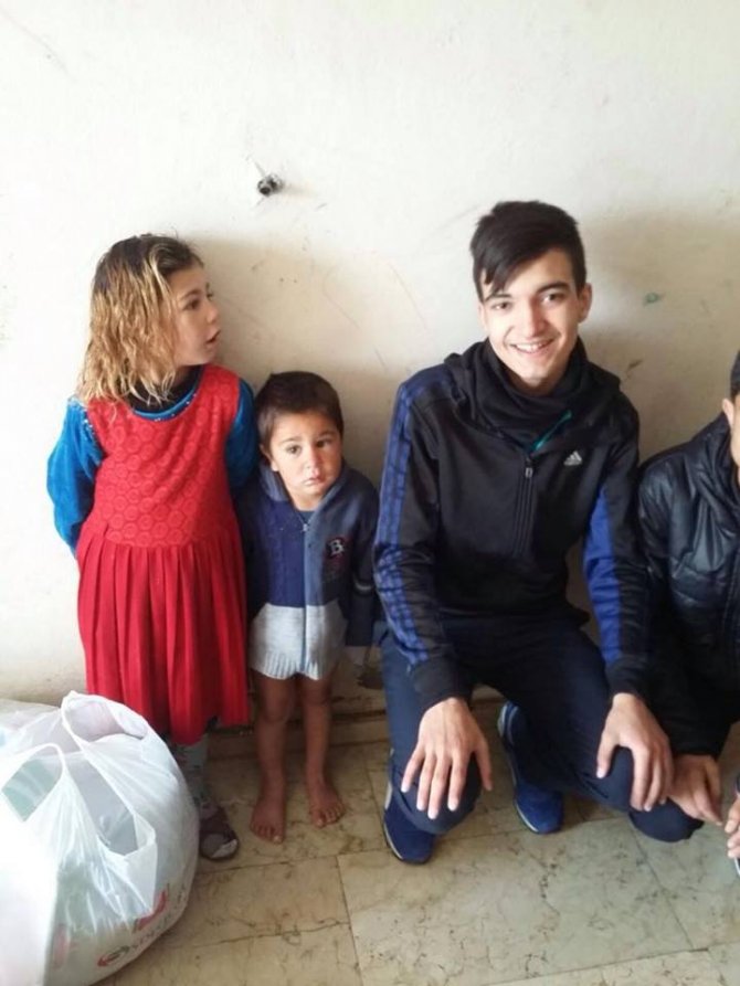 Liseliler harçlıklarıyla Suriyeli ailelere gıda yardımı yaptı