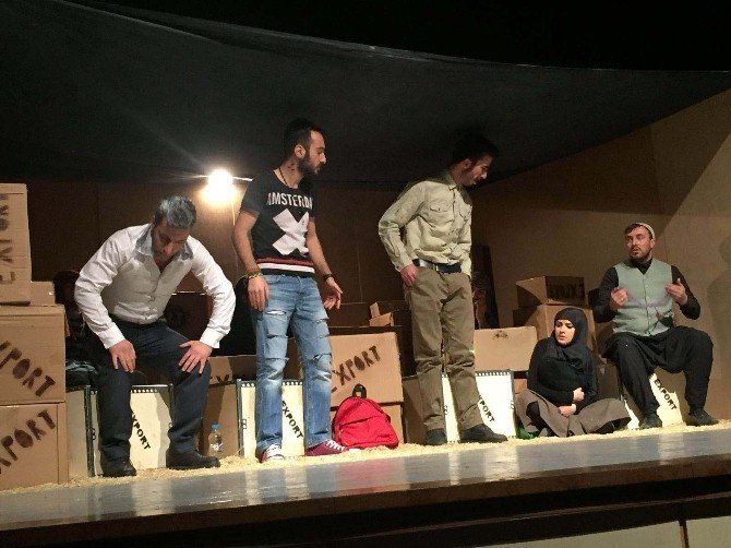 Bitlis’te "Nereye" Adlı Tiyatro Oyunu Sahnelendi
