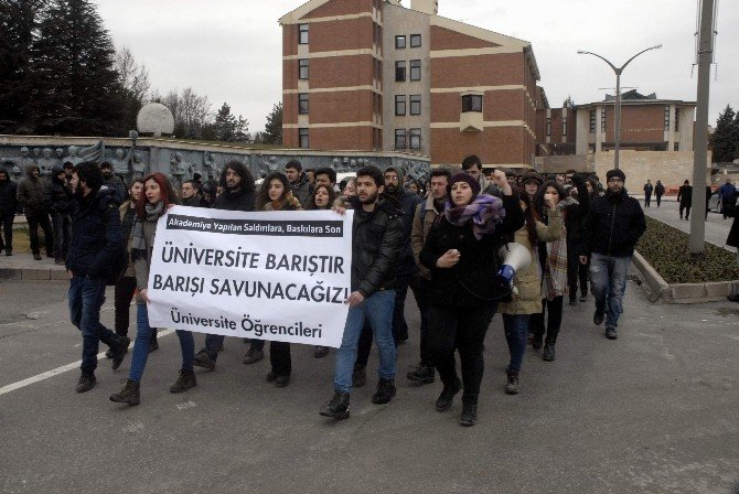 Anadolu Üniversitesi Öğrencilerinden Akademisyenlere Destek