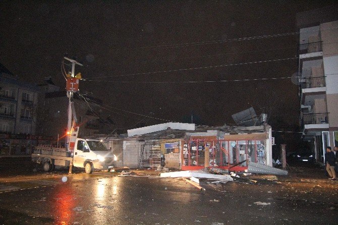 Antalya^da Şiddetli Fırtına Çatıları Uçurdu