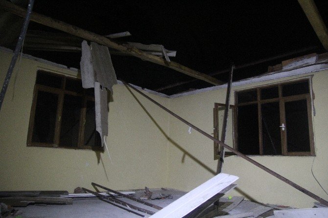 Antalya^da Şiddetli Fırtına Çatıları Uçurdu