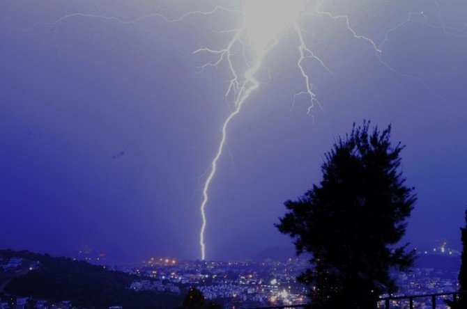 Bodrum’da Fırtına Sonrası Yağmur Etkili Oldu