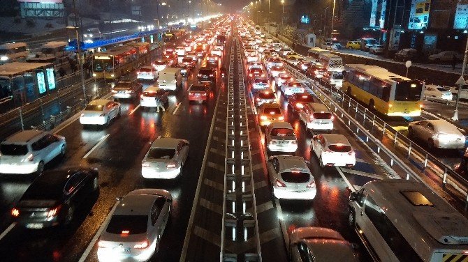 Uyarıları Dikkate Alan İstanbullular, Bu Kez Trafikte Kalmadı