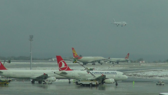 İstanbul’da 500 uçuş iptal