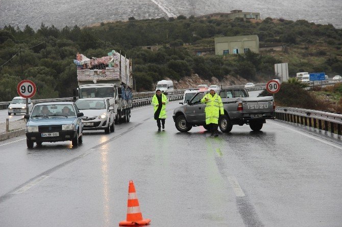 İzmir’de Kar Yağışı Yolları Kapattı