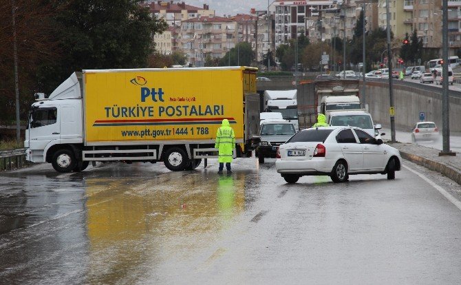 İzmir’de Kar Yağışı Yolları Kapattı