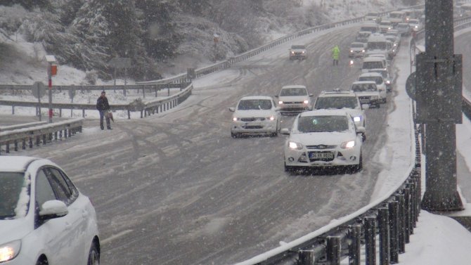 İzmir-Manisa yolu kar sebebiyle kapandı