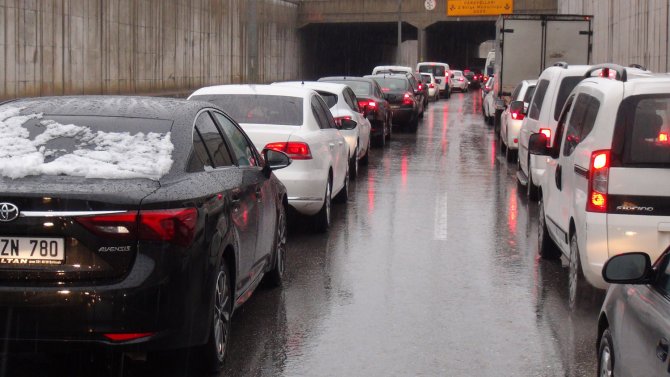 İzmir-Manisa yolu kar sebebiyle kapandı