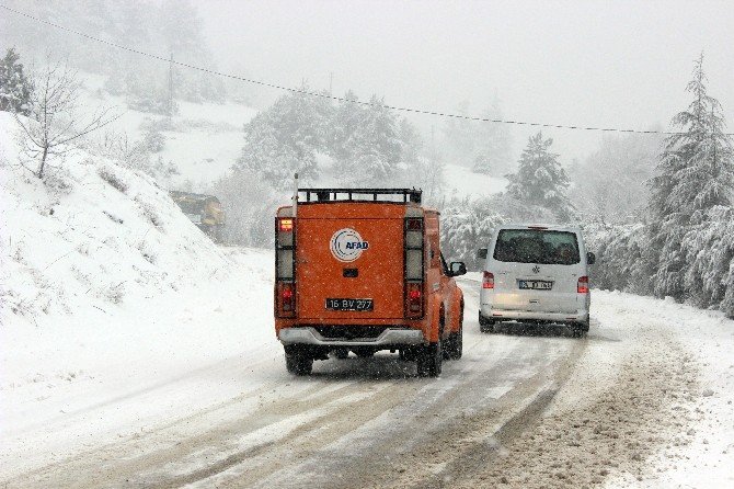 Kar Yağışı Uludağ Yolunu Kapattı, Karayolları 24 Saat Çalışıyor