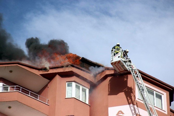 Kayseri’de 14 Katlı Binanın Çatısında Yangın Çıktı