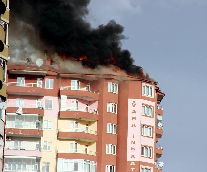 Kayseri’de 14 Katlı Binanın Çatısında Yangın Çıktı