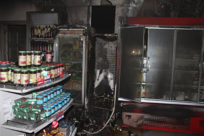 Nusaybin'de soğutucunun yol açtığı market yangını