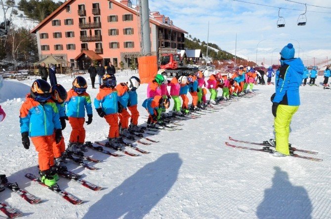 Palandöken Belediyesi, Çocuklara Zirvede Kayak Öğretiyor
