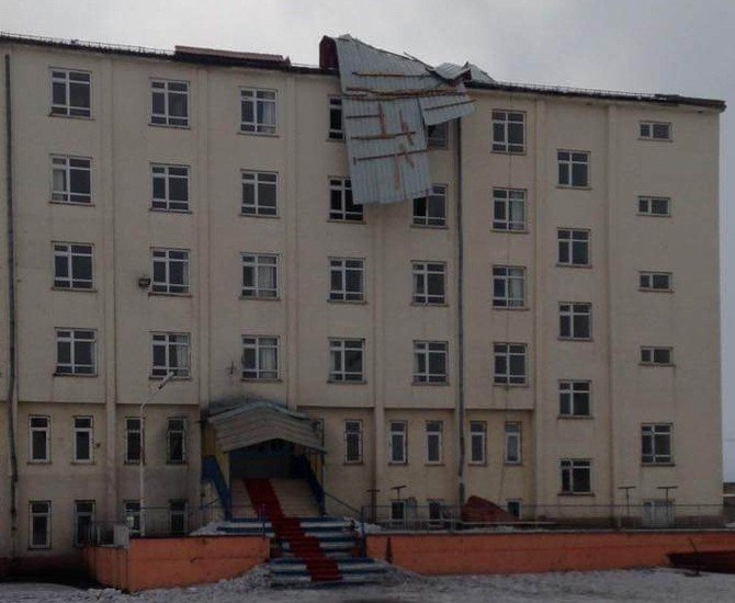 Şiddetli Rüzgar Okul Çatısını Uçurdu
