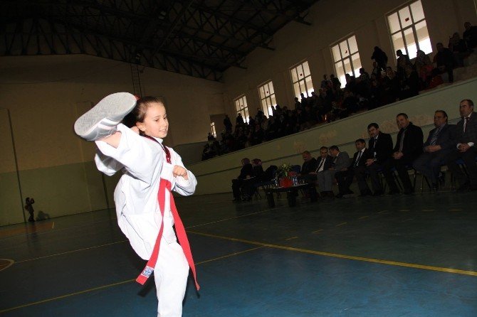 Kursiyer Minik Taekwondocuların Gösterileri Nefes Kesti