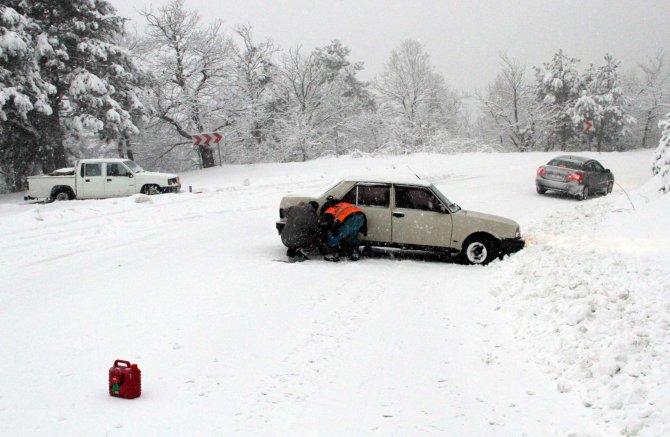Uludağ’da sevince yolaçan kar, ulaşım çileye dönüştürdü
